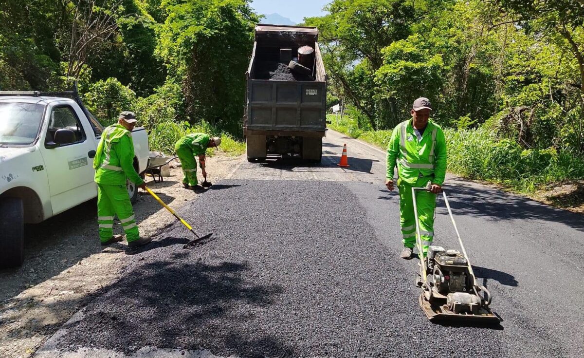 SCIT Realiza Obras de Bacheo en Carretera Federal 80