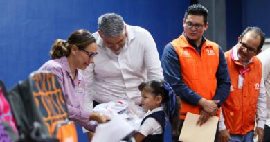 Inician Entrega de Mochilas con Útiles en Casimiro