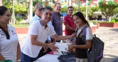 Luis Arias Entrega Paquetes Escolares en La Concha
