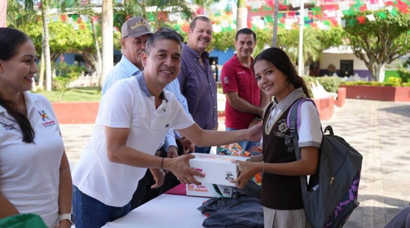 Luis Arias Entrega Paquetes Escolares en La Concha